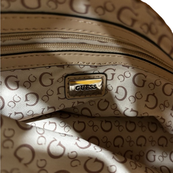 Guess handbag and matching wallet with Daisy 🌼 chain. - Picture 7 of 8